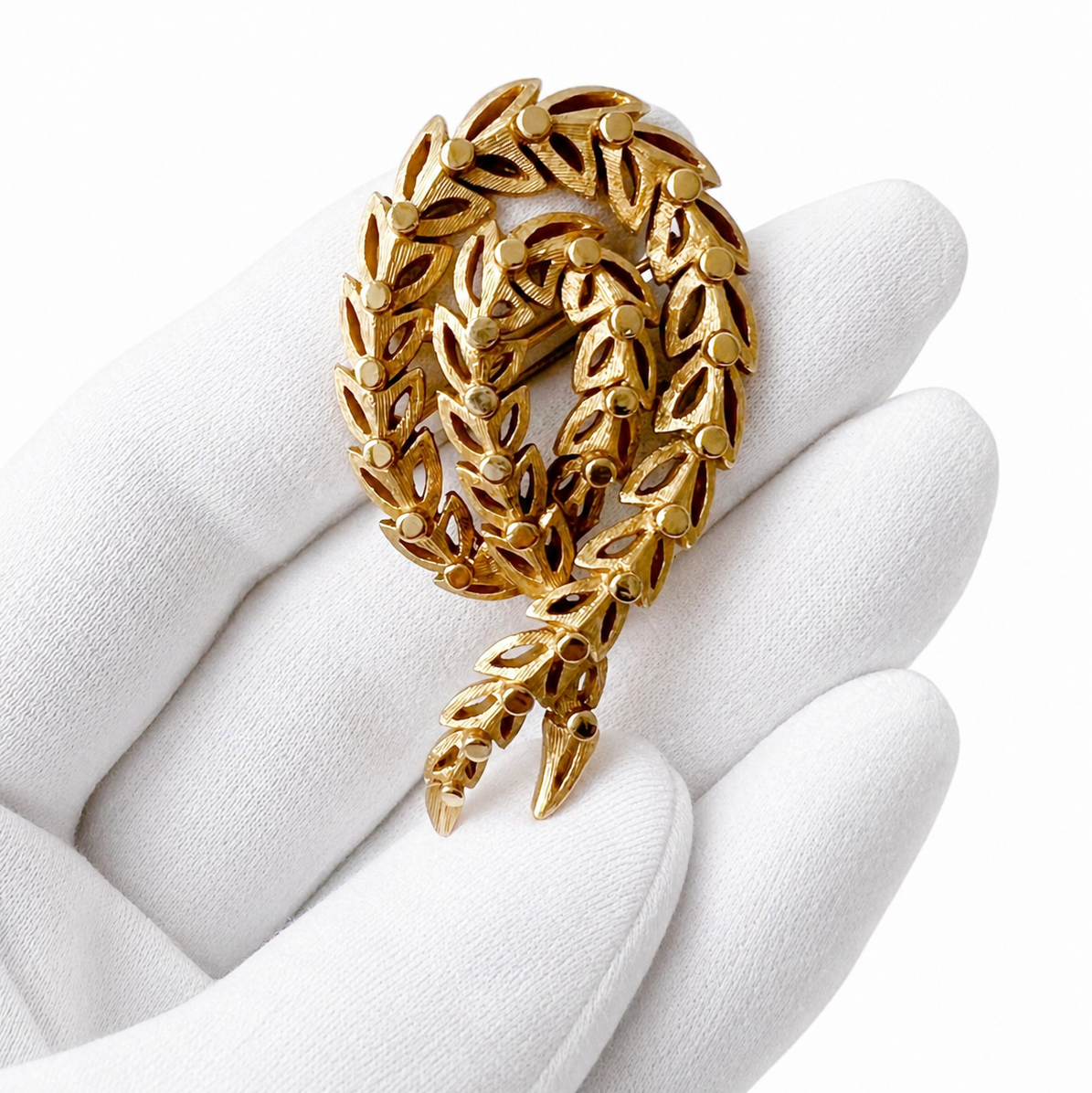 Vintage Trifari Gold Tone Leaf Wreath Brooch