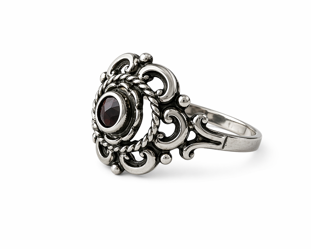 Vintage 835 Silver Garnet Ring. UK size: O