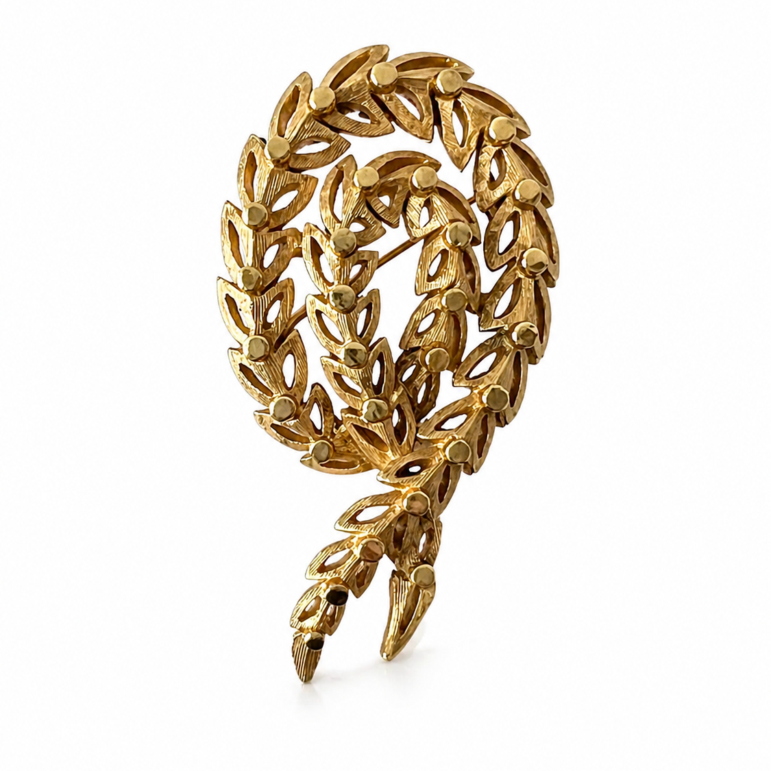 Vintage Trifari Gold Tone Leaf Wreath Brooch