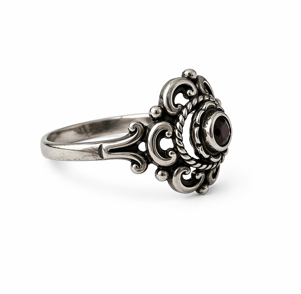 Vintage 835 Silver Garnet Ring. UK size: O