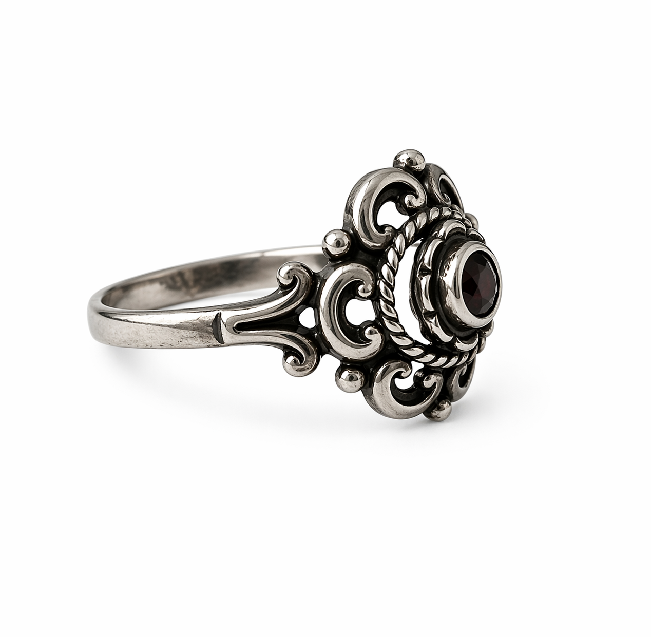 Vintage 835 Silver Garnet Ring. UK size: O