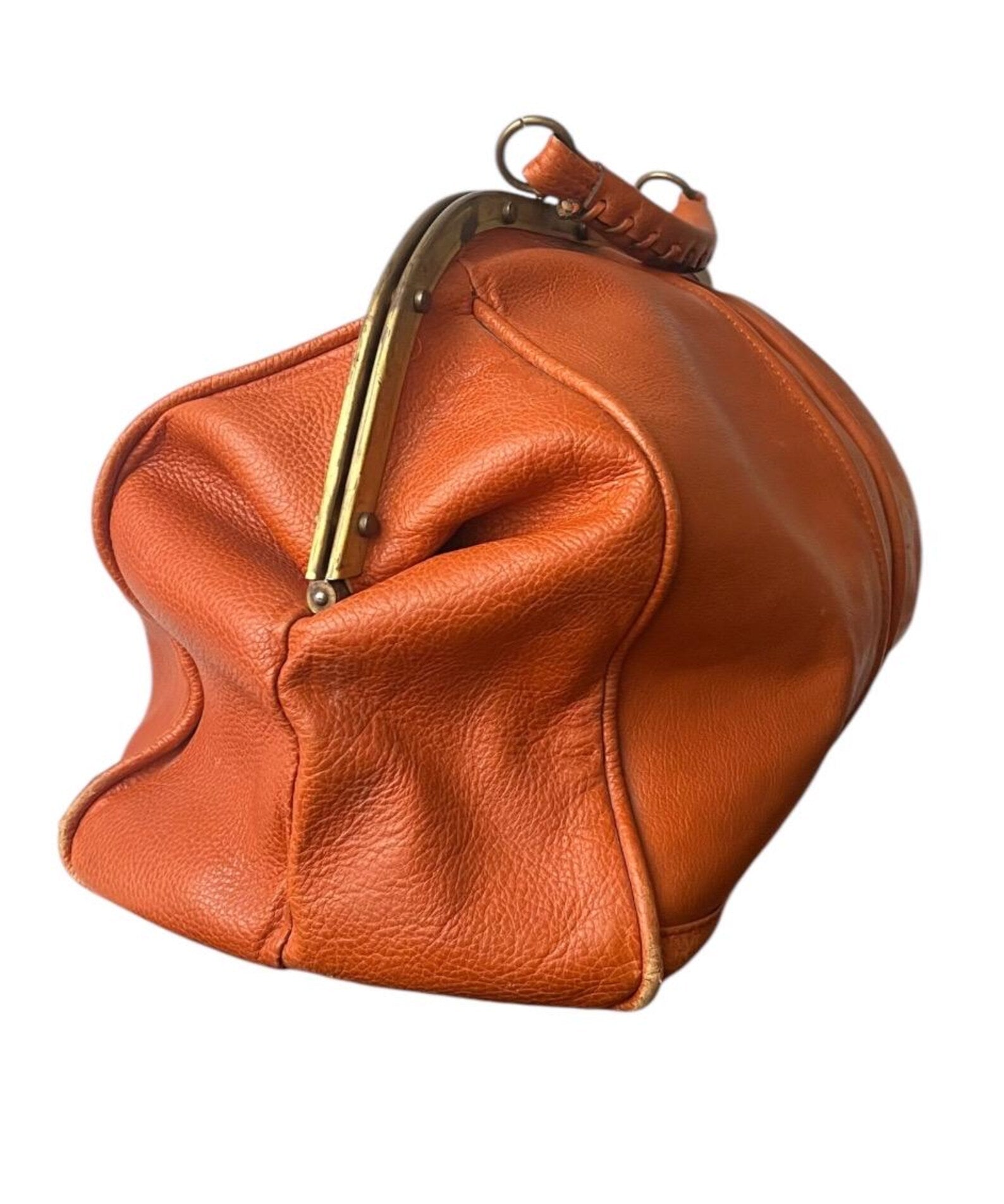 Vintage Leather Weekender Bag – Retro Gentleman’s Travel Duffle, Soft Tan Leather, Brass Hardware