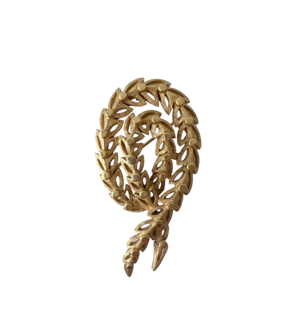 Vintage Trifari Gold Tone Leaf Wreath Brooch