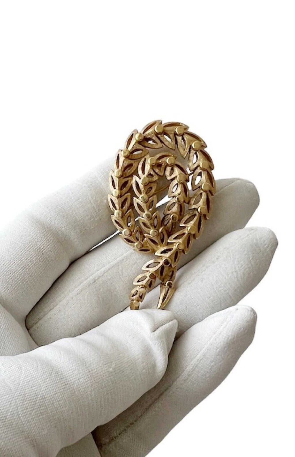 Vintage Trifari Gold Tone Leaf Wreath Brooch