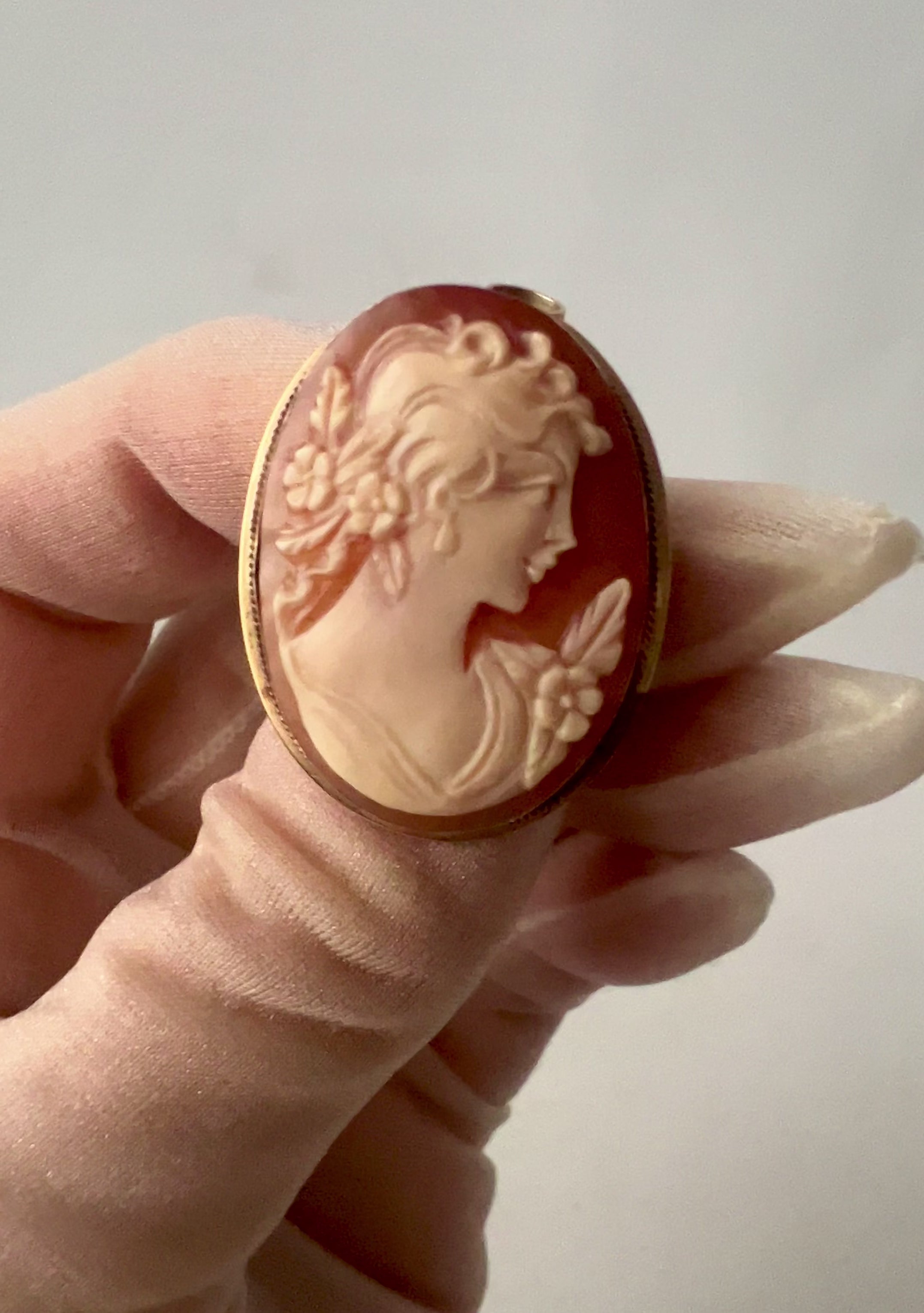 Antique Victorian  9ct Gold Shell Cameo Brooch Pendant