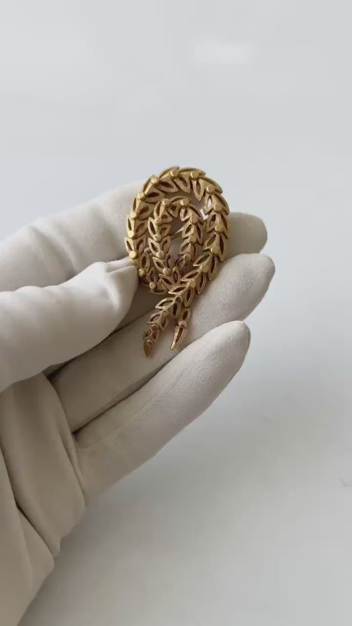 Vintage Trifari Gold Tone Leaf Wreath Brooch